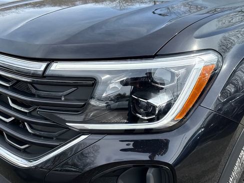 Certified 2025 Volkswagen Atlas Cross Sport SE w/ Panoramic Sunroof Package image 9