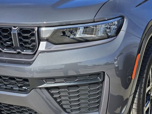 New 2026 Jeep Grand Cherokee Altitude image 10