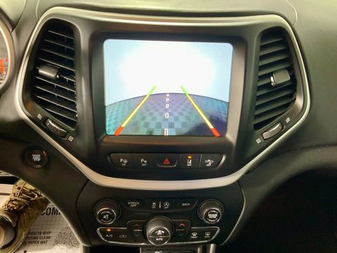 Used 2018 Jeep Cherokee Overland w/ Technology Group AWD/4WD image 3