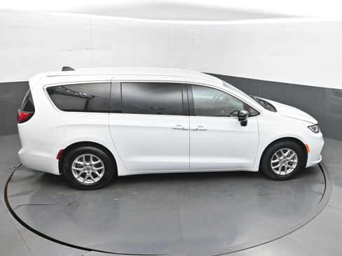Used 2024 Chrysler Pacifica Touring-L FWD image 33