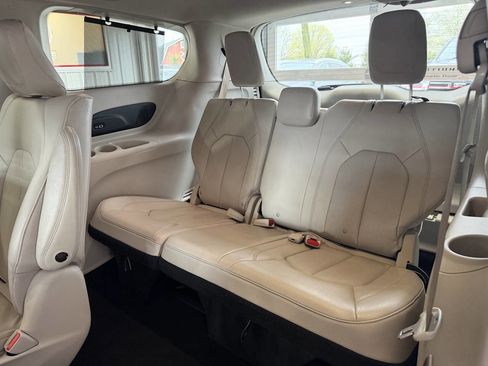 Used 2021 Chrysler Pacifica Touring-L FWD image 26