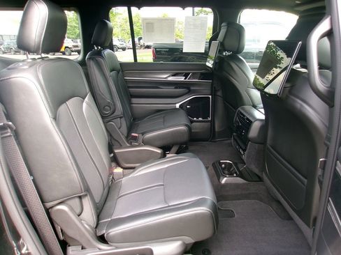 Certified 2024 Jeep Wagoneer Series III w/ Premium Group I AWD/4WD image 10