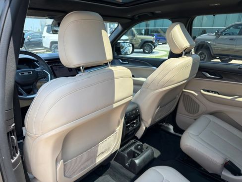 Used 2023 Jeep Grand Cherokee L Limited w/ Luxury Tech Group II AWD/4WD image 17