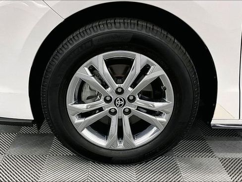 Used 2022 Toyota Sienna XSE image 10