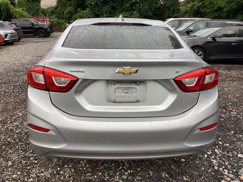 Used 2018 Chevrolet Cruze LT FWD image 3