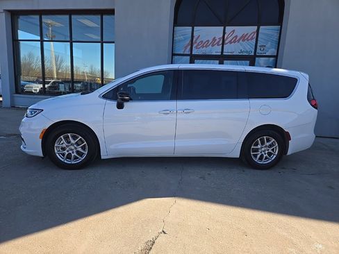 Used 2025 Chrysler Pacifica Select FWD image 5