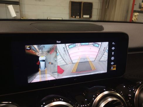 Used 2021 Mercedes-Benz GLB 250 image 22