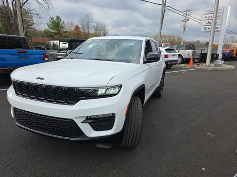 New 2025 Jeep Grand Cherokee Limited w/ Black Appearance Package image 18