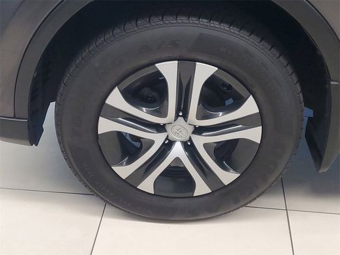 Used 2018 Toyota RAV4 LE image 4