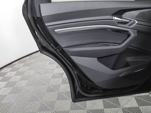 Used 2022 Audi e-tron Premium Plus w/ Premium Plus Package image 39