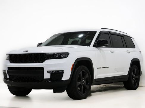 Used 2023 Jeep Grand Cherokee L Limited w/ Black Appearance Package AWD/4WD image 3