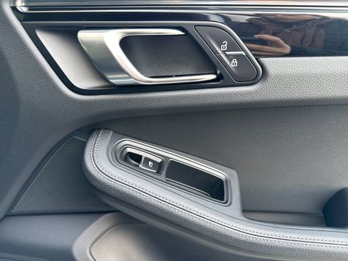 Certified 2025 Porsche Macan image 20