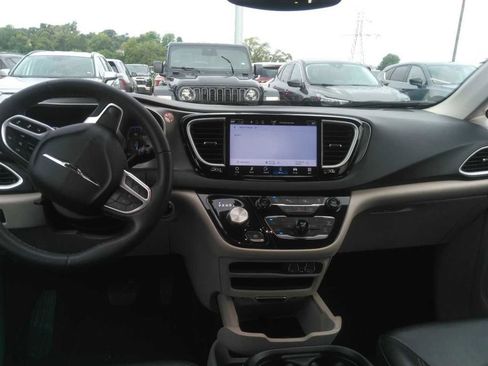 Used 2023 Chrysler Pacifica Touring-L FWD image 10