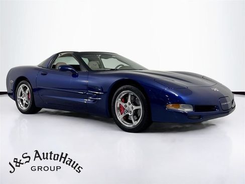 Used 2004 Chevrolet Corvette Coupe w/ Preferred Equipment Group RWD image 1
