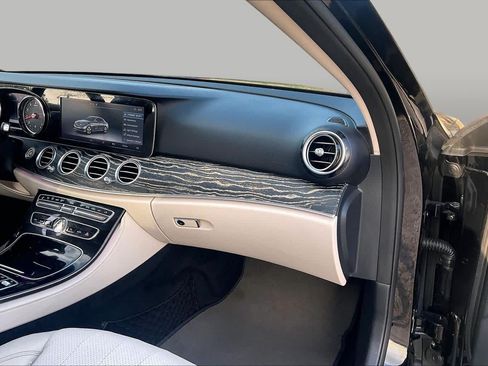 Used 2017 Mercedes-Benz E 300 image 19
