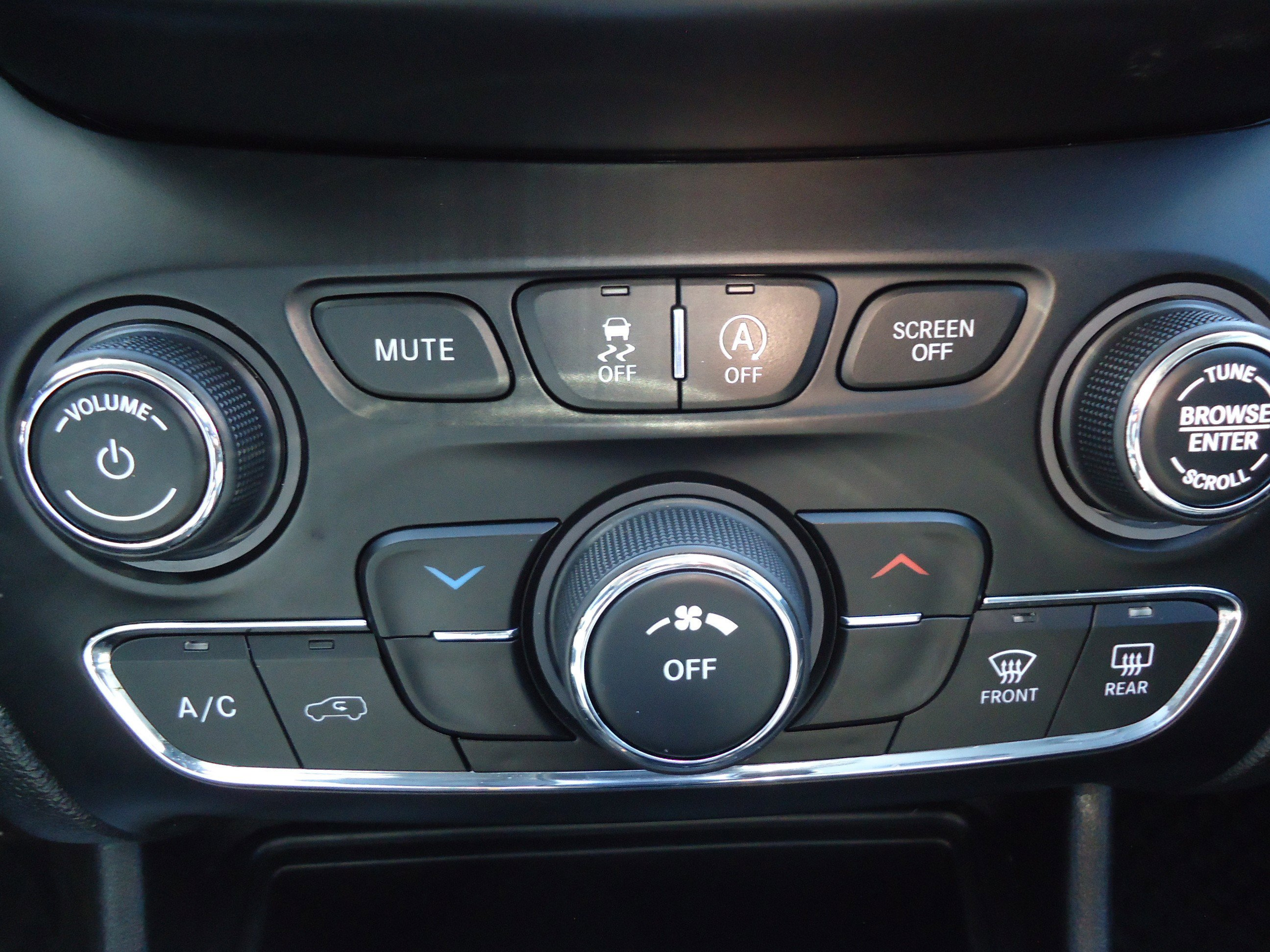 Used 2020 Jeep Cherokee Latitude Plus w/ Cold Weather Group AWD/4WD image 19