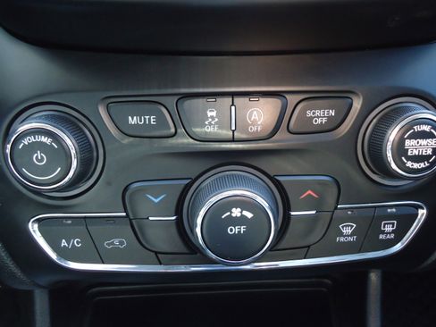 Used 2020 Jeep Cherokee Latitude Plus w/ Cold Weather Group AWD/4WD image 19