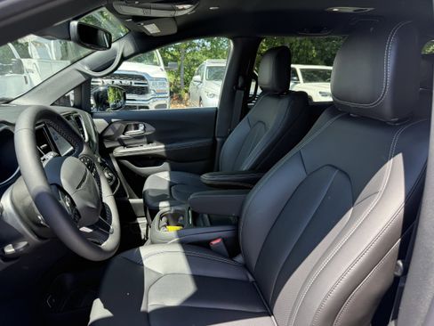 New 2027 Chrysler Pacifica Select FWD image 15