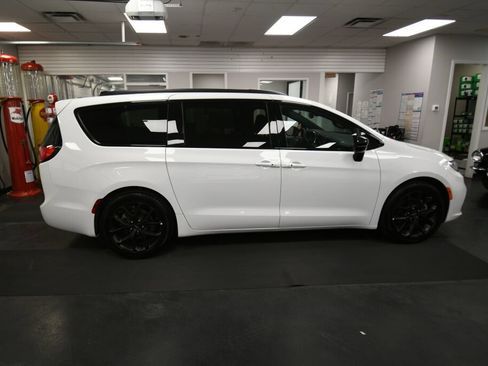 Used 2025 Chrysler Pacifica Limited FWD image 8