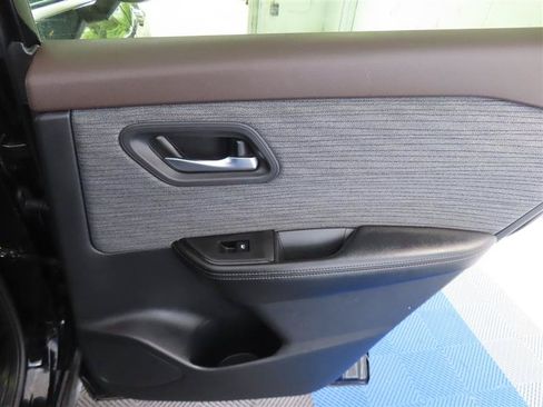 Used 2023 Nissan Rogue SV AWD/4WD image 31