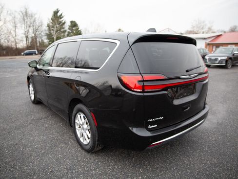 Used 2023 Chrysler Pacifica Touring-L image 5