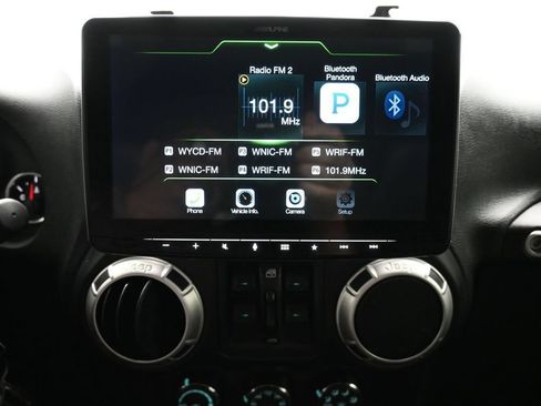Used 2016 Jeep Wrangler Unlimited Rubicon w/ Connectivity Group AWD/4WD image 16