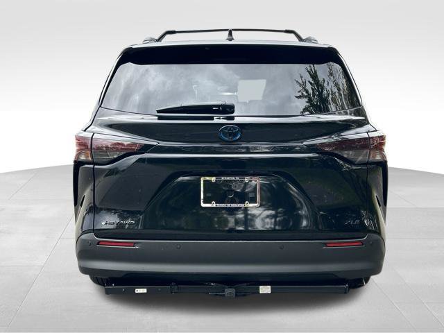 Used 2025 Toyota Sienna XLE Woodland Edition AWD/4WD image 4