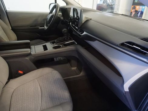 Certified 2021 Toyota Sienna LE FWD image 24