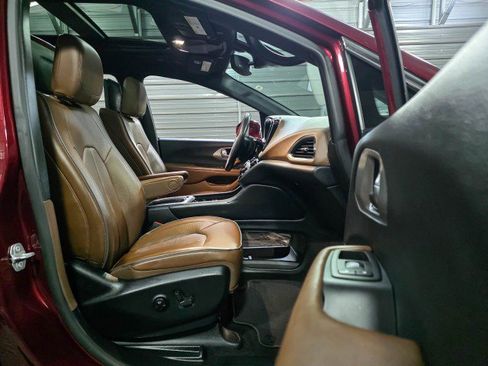 Used 2021 Chrysler Pacifica Limited w/ Uconnect Theater Family Group FWD image 14