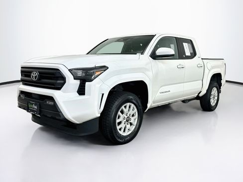Used 2024 Toyota Tacoma SR5 AWD/4WD image 3