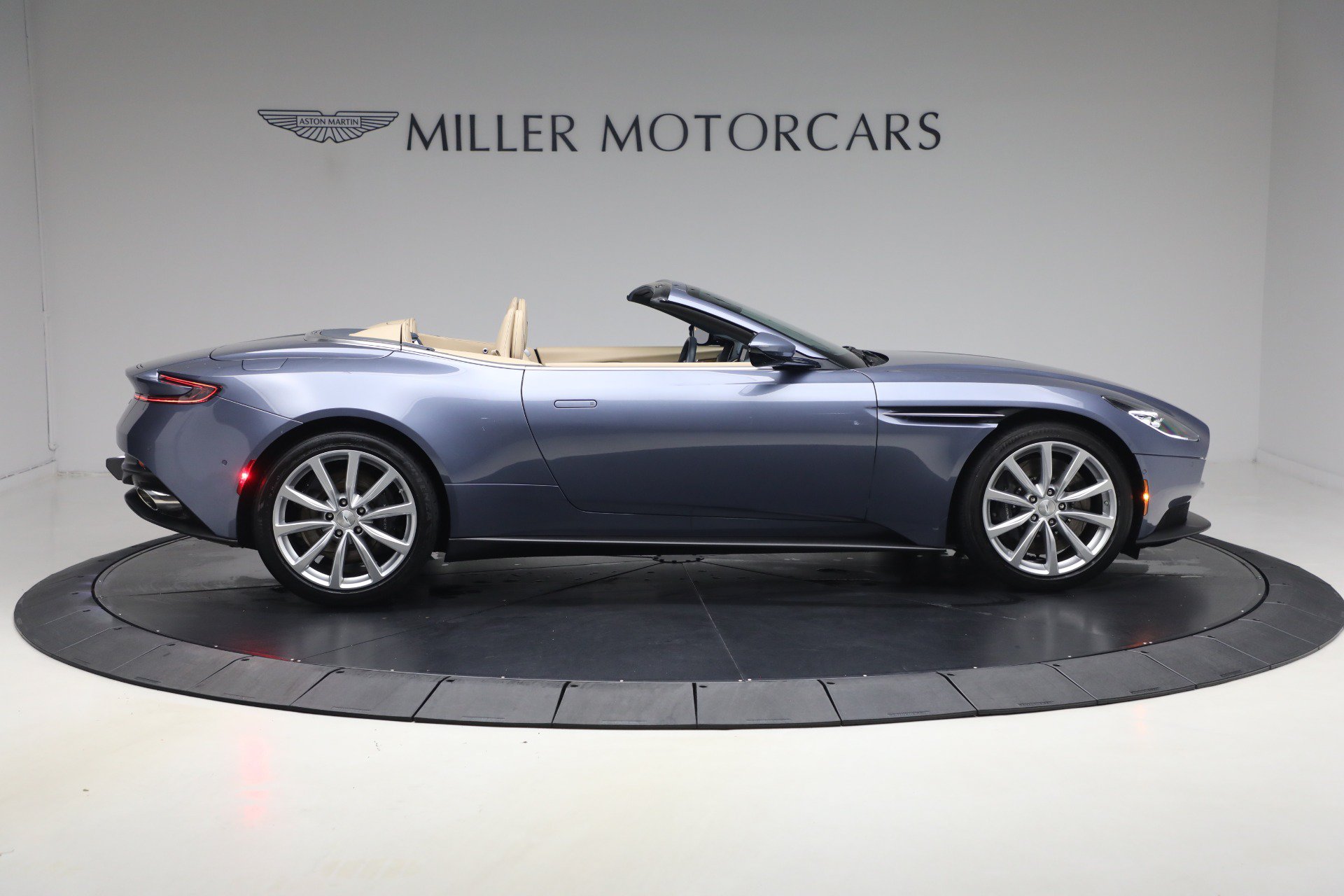 Used 2022 Aston Martin DB11 Volante RWD image 9