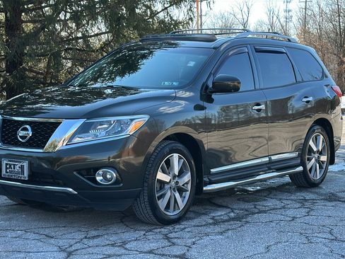 Used 2015 Nissan Pathfinder Platinum w/ Family Entertainment Package image 2