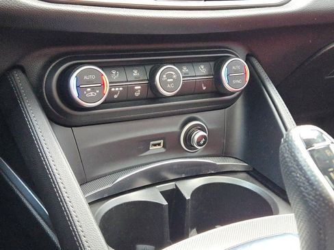 Used 2022 Alfa Romeo Stelvio Veloce image 27