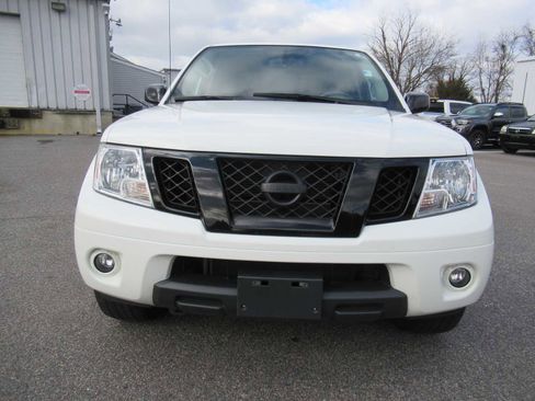 Used 2021 Nissan Frontier SV image 2
