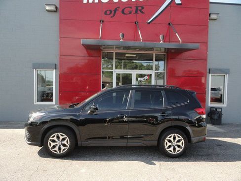 Used 2022 Subaru Forester Premium AWD/4WD image 2