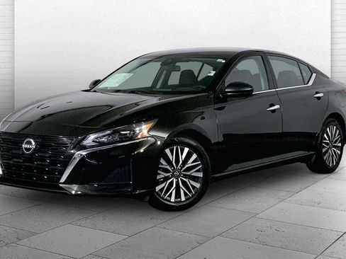 Used 2025 Nissan Altima 2.5 SV FWD image 12