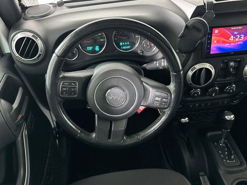 Used 2017 Jeep Wrangler Unlimited Sahara w/ Connectivity Group AWD/4WD image 16