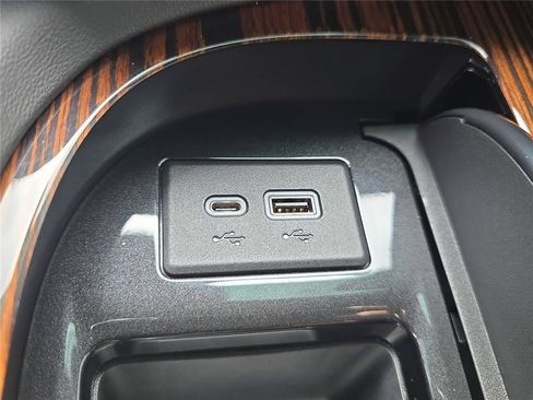 Used 2022 Cadillac Escalade Luxury AWD/4WD image 22
