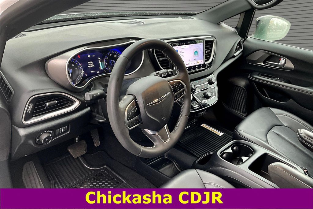 Used 2025 Chrysler Pacifica Select FWD image 16