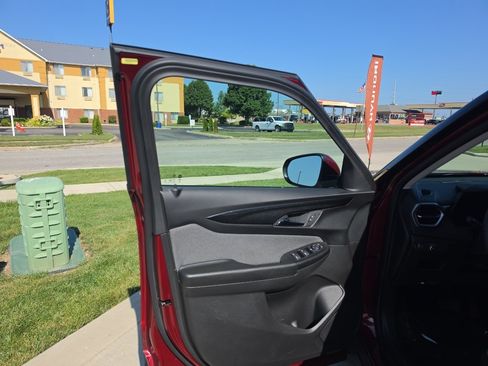 Used 2025 Chevrolet TrailBlazer LT AWD/4WD image 13