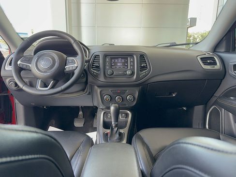 Used 2018 Jeep Compass Latitude FWD image 28