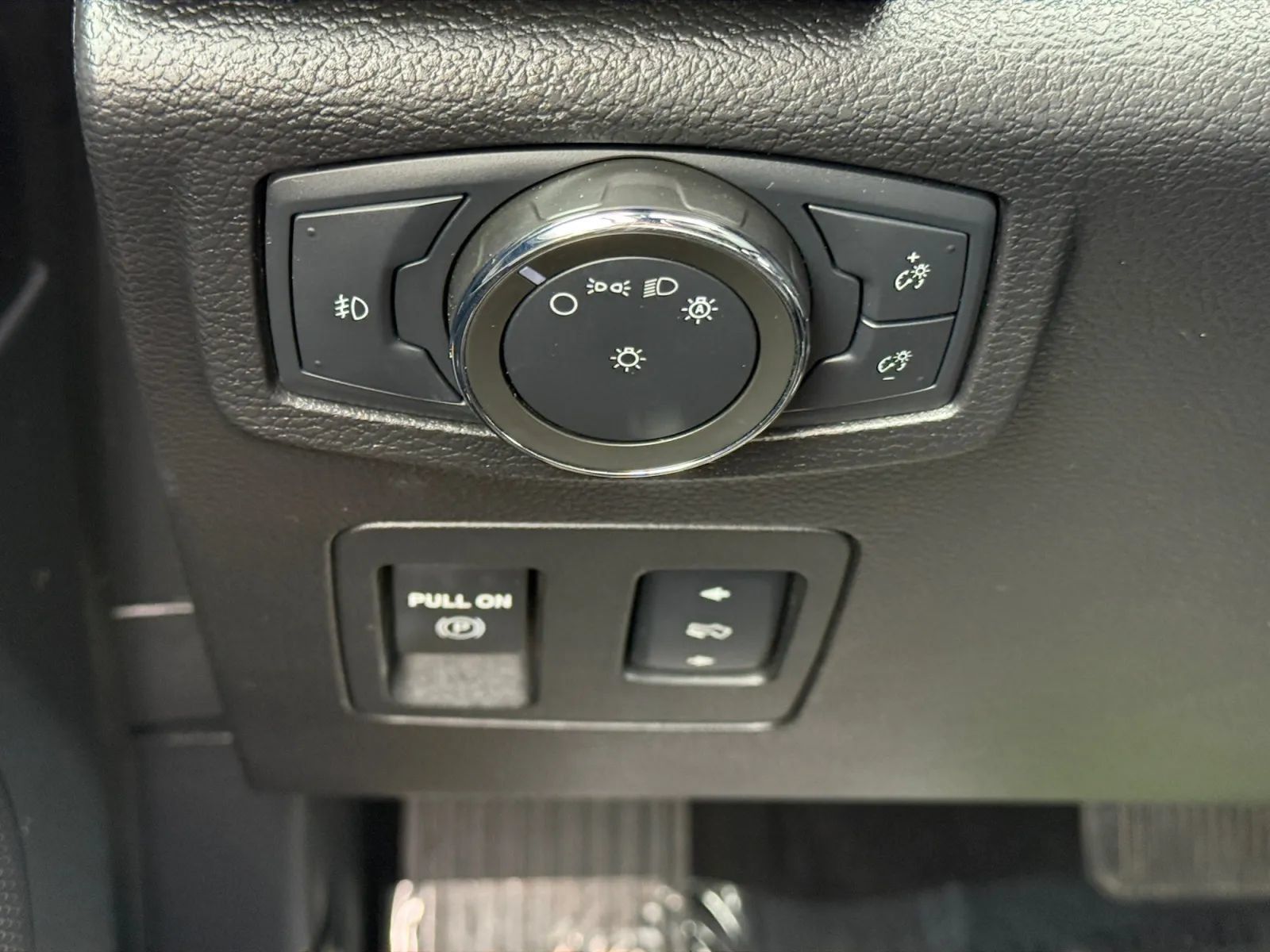 Used 2018 Ford Expedition XLT w/ Equipment Group 201A AWD/4WD image 39