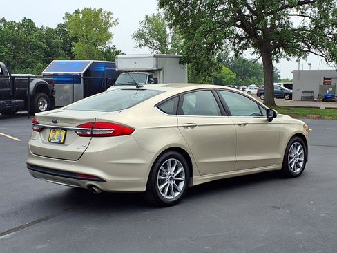 Used 2017 Ford Fusion SE w/ Fusion SE Technology Package FWD image 2