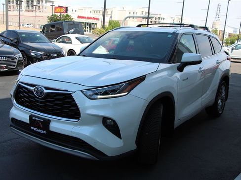Used 2020 Toyota Highlander Platinum image 3