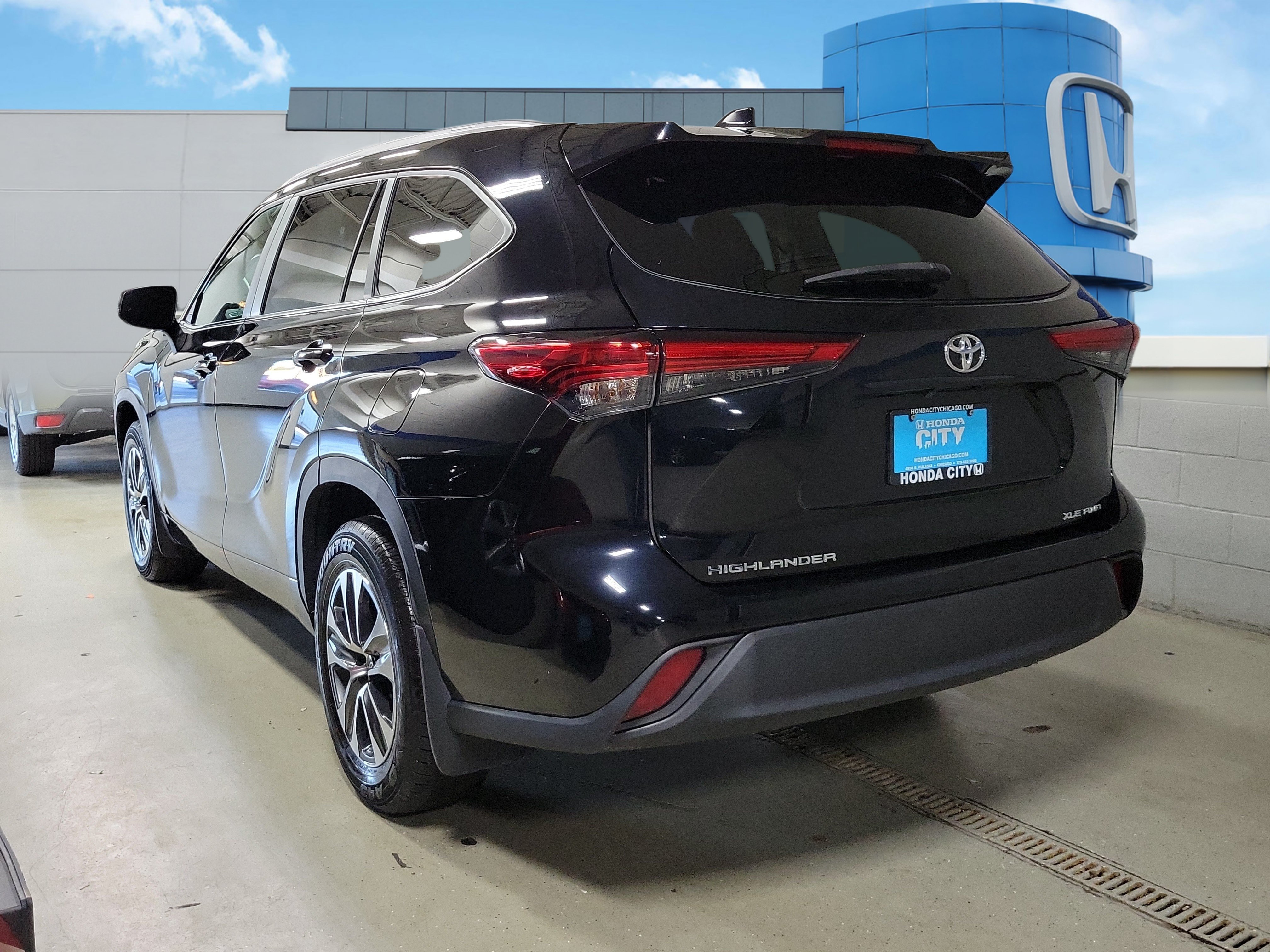 Used 2023 Toyota Highlander XLE AWD/4WD image 4