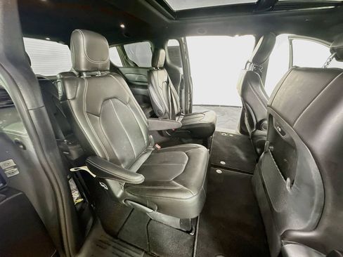 Used 2025 Chrysler Pacifica Select FWD image 11