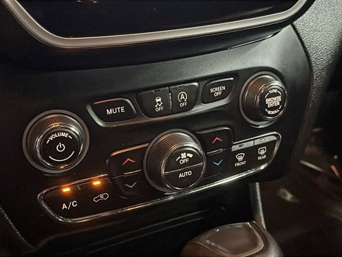 Used 2020 Jeep Cherokee Limited AWD/4WD image 19