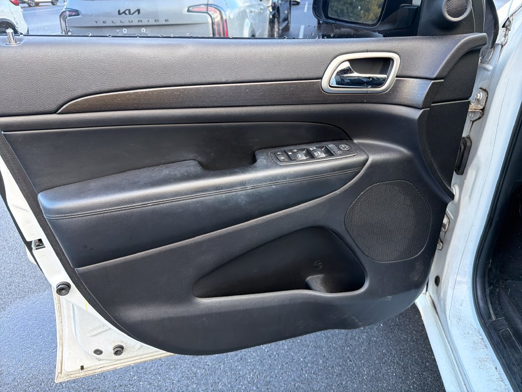 Used 2017 Jeep Grand Cherokee Altitude AWD/4WD image 11