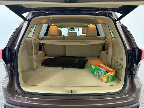 Used 2017 Toyota Highlander XLE image 19