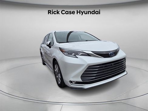 Used 2023 Toyota Sienna Platinum image 4